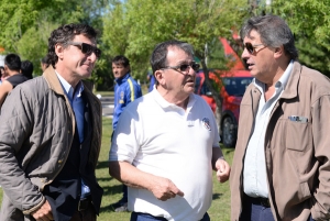 Chapino junto a los dirigentes municipales Faggi y Carboni, charlando sobre el certamen.