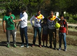 Roberto G&oacute;mez, Andr&eacute;s Martino, Guillermo Calvi y Alejandro Comas junto a dos peque&ntilde;os del barrio. Buscando dar forma a la cancha.