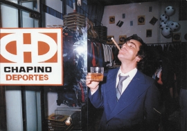 Chapino disfrutando de Chapino Deportes Un habano y whisky tras la inauguraci&oacute;n. Un carism&aacute;tico lleno de energ&iacute;a.  