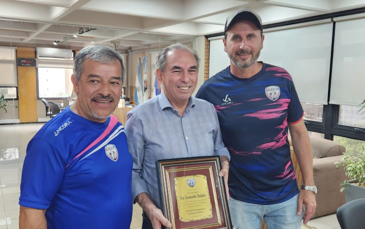 Alejandro Comas y Dar&iacute;o Weglin junto al intendente de Posadas Lenardo Stelatto. 