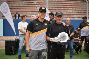 Gonzalo L&oacute;pez, de la AAVF, le entrega el premio al jugador destacado a H&eacute;ctor Porpatto. 