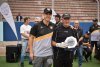 Gonzalo L&oacute;pez, de la AAVF, le entrega el premio al jugador destacado a H&eacute;ctor Porpatto. 