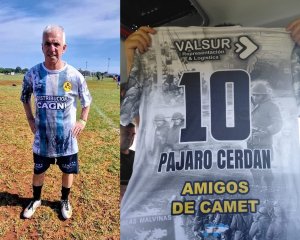 Daniel Cerd&aacute;n con la camiseta que le rinde homenaje, tras combatir en Malvinas