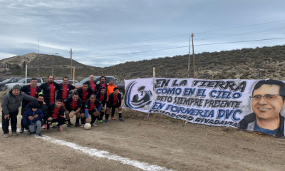 La bandera que Tornería DVC le dedicó a su amigo Beto Costes.