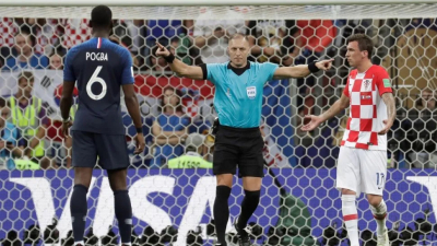 N&eacute;stor Pitana dirigiendo la final de Francia y Croacia en Rusia 2018. El Sudamericano de Misiones llevar&aacute; su nombre. 