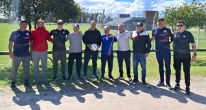 Juan Esnaider, ex Real Madrid (con el bal&oacute;n Toro Oficial del Torneo) junto a dirigentes de la AAVF y colaboradores del predio. 