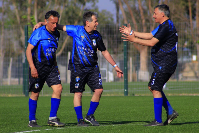 Viajeros del Sur de Esquel festeja un gol en la Villa Deportiva. 