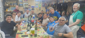 Un asado para reunir al equipo y distribuir la ropa deportiva. 