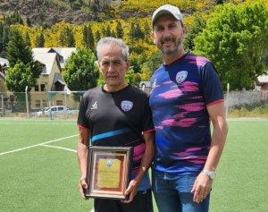 Jorge Fuentealba junto al tesorero de la AAVF Dar&iacute;o Weglin, en una visita a San Mart&iacute;n de los Andes.