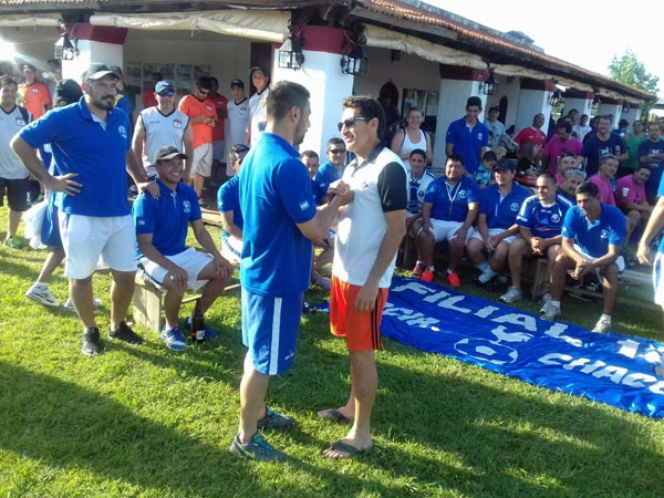 En la primera foto Eduardo Escobar (ex Talleres de C&oacute;rdoba, le hizo goles en el cl&aacute;sico a Belgrano y jug&oacute; en Chacho For Ever, Defensa y Justicia, Sarmiento de Jun&iacute;n, Blooming de Bolivia, Alianza del Salvador, Astros de Ju&aacute;rez M&eacute;xico, Lipstad de Alemania, Melaka de Malasia y Alvear de ac&aacute;) saludando a Aldo Paredes (ex Boca, San Lorenzo, Quilmes y otros).