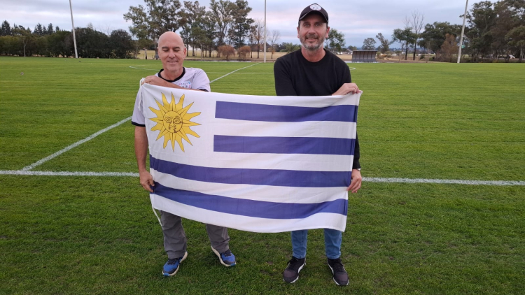 Joaquín Azanza, de Liga Liffa Salto Uruguay, recibió al presidente de la AAVF, Darío Weglin. 