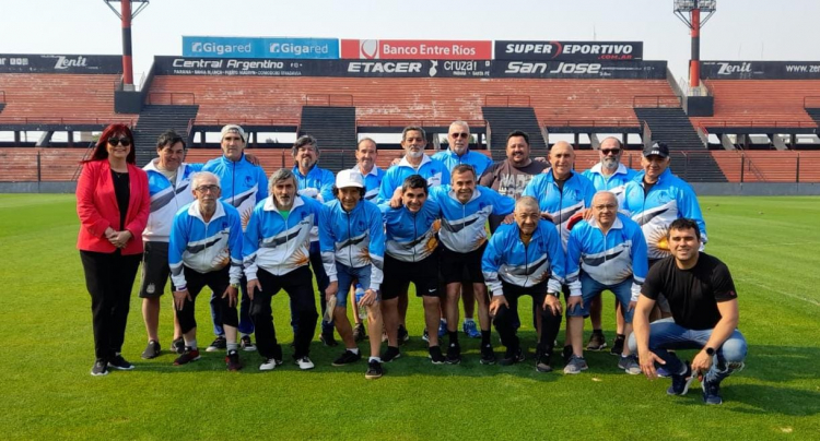 Plantel de Argentino junto a dirigentes de Patronato en el Estadio Grella.