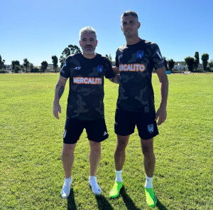 Un lujo para Arenas FC, Ariel Ortega jug&oacute; para el equipo, junto a su amigo y compa&ntilde;ero en River, Federico Almerares. 