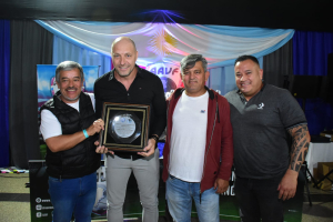N&eacute;stor Pitana con el recordatorio entregado por la Asociaci&oacute;n Argentina Veteranos F&uacute;tbol. En la foto adem&aacute;s Alejandro Comas (presidente AAVF), Orlando Vargas (subsecretario de Deportes Misiones) y Cristian R&iacute;os (concejal y presidente club Hurac&aacute;n de Posadas). 