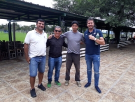 En la foto dirigentes de la Asociaci&oacute;n Argentina de Futbolistas Veteranos (Alejandro Comas, Dar&iacute;o Weglin y Jos&eacute; Villanueva) con el encargado del predio Confraternidad de Salta, Carlos Tabera, donde se disputar&aacute; el evento.