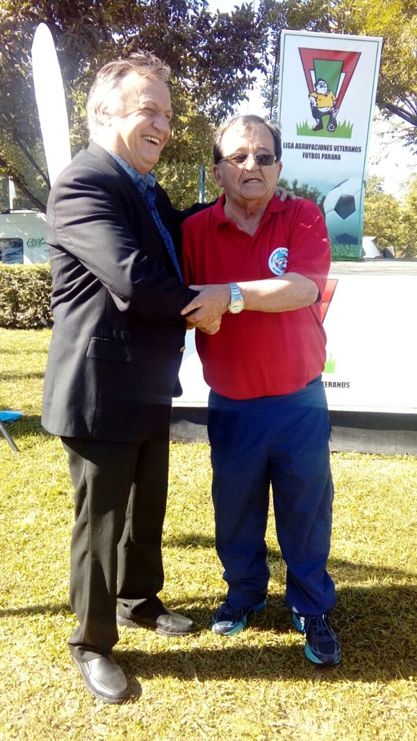 Oscar Chapino recibi&oacute; de Jos&eacute; G&oacute;mez un importante aporte para el certamen.