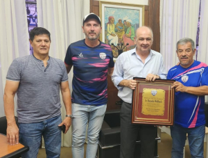 Walter Zuetta (coordinador AAVF en Misiones), Alejandro Comas y Dar&iacute;o Weglin, entregaron un reconocimiento a Ricardo Wellbach. 