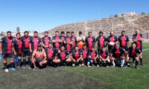 Torner&iacute;a DVC posando en el sint&eacute;tico del club Palazzo de Comodoro Rivadavia. Mendoza los espera.