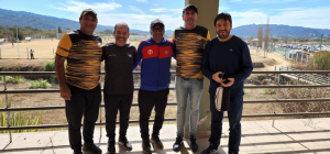 Carlos Oviedo (primero de derecha a izquierda) junto a los dirigentes de la AAVF, Jos&eacute; Villanueva, Alejandro Comas y Dar&iacute;o Weglin. En el centro Jorge Sardinas, dirigente del club Cachorros de Salta.