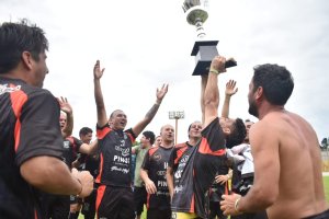 Atl&eacute;tico Garup&aacute; campe&oacute;n Super Senior +42. 