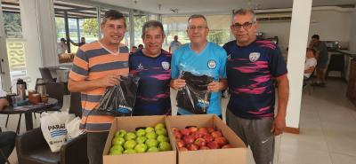 Sporting de Neuquén trajo manzanas, para mostrar su producción regional. 