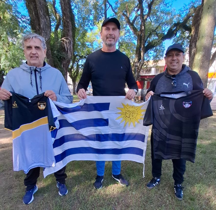 El presidente de la AAVF, Darío Weglin, en Tacuarembó, junto a los jugadores de AFUCO Gerardo Rodríguez y Juan de Souza. 