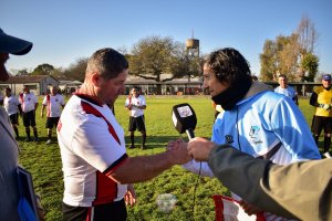 Alberto Rodr&iacute;guez, de Salto y Mario Alvarez, Pico Truncado. El saludo en el Sudamericano de Argentina y Uruguay. 