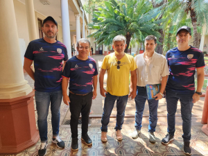 Weglin, Comas, Vargas, Walter Zuetta (coordinador en Misiones) y L&oacute;pez, frente a Casa de Gobierno de Misiones.
