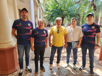 Weglin, Comas, Vargas, Walter Zuetta (coordinador en Misiones) y López, frente a Casa de Gobierno de Misiones.