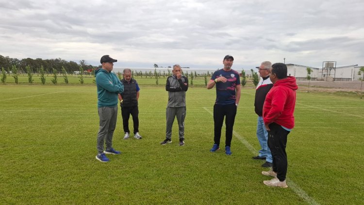 Dirigentes de la AAVF observando los campos de juego del 32 Nacional. Se utilizar&aacute;n 5 canchas del Complejo El Norte. 