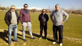 Los dirigentes Carlos Acosta, Dar&iacute;o Weglin y Alejandro Comas junto al mendocino Carlos Marini, uno de los colaboradores del torneo.