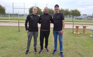 L&oacute;pez y Weglin junto al ex Real Madrid, Juan Esnaider, en el predio donde se jugar&aacute; el Nacional.