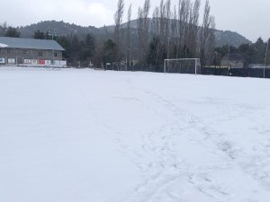 El campo de juego totalmente tapado por la nieve. Una postal futbolera en San Mart&iacute;n de los Andes. 