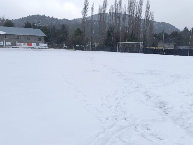 El campo de juego totalmente tapado por la nieve. Una postal futbolera en San Mart&iacute;n de los Andes. 