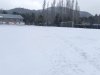El campo de juego totalmente tapado por la nieve. Una postal futbolera en San Mart&iacute;n de los Andes. 