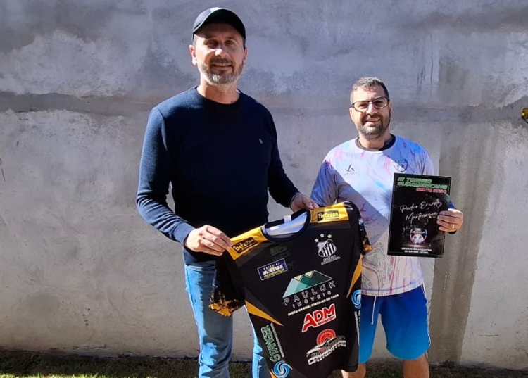Darío Weglin, presidente de la AAVF, y Daniel Beloni, DT de Santos Copacabana, en un intercambio de camisetas. 