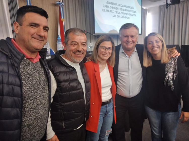 José Villanueva, Alejandro Comas y Pamela Tórtul, de la AAVF, junto al secretario de Deportes, José Gómez, y la vicegobernadora de Entre Ríos, Laura Stratta.
