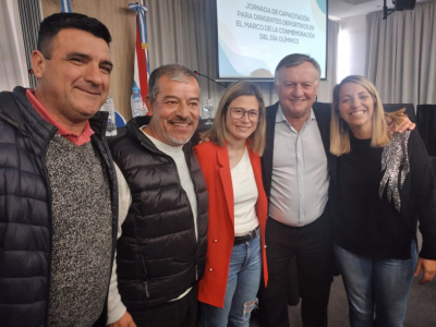 José Villanueva, Alejandro Comas y Pamela Tórtul, de la AAVF, junto al secretario de Deportes, José Gómez, y la vicegobernadora de Entre Ríos, Laura Stratta.