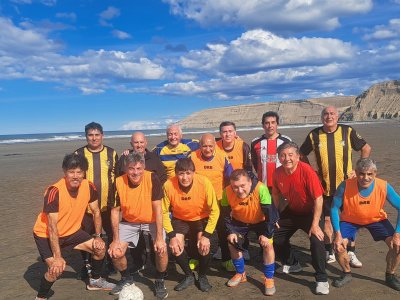 Atl&eacute;tico Rada Tilly entrenando en las playas chubutenses. 