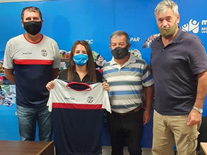 Yamila Cerezo recibi&oacute; una remera de regalo de parte de Alejandro Comas y Dar&iacute;o Weglin. Acompa&ntilde;a Carlos Marini, colaborador de la organizaci&oacute;n.