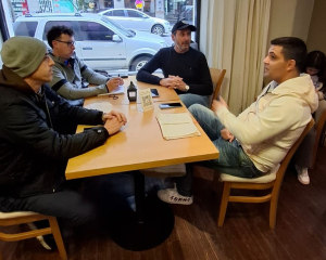 Los dirigentes de la AAVF Dar&iacute;o Weglin, Alejandro Demartin y Gonzalo L&oacute;pez, junto al &aacute;rbitro nacional marplatense Ariel Mustaf&aacute;. 
