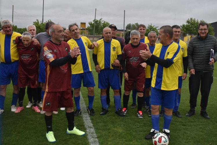 La Caleta de Viedma y Paracao de Paran&aacute; +65 en el puntapi&eacute; inicial del torneo. 
