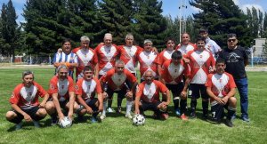 Deportivo Sarmiento, dirigido por N&eacute;stor V&aacute;zquez (arriba primero a la derecha), participar&aacute; del Regional Patag&oacute;nico de Caleta Olivia. 